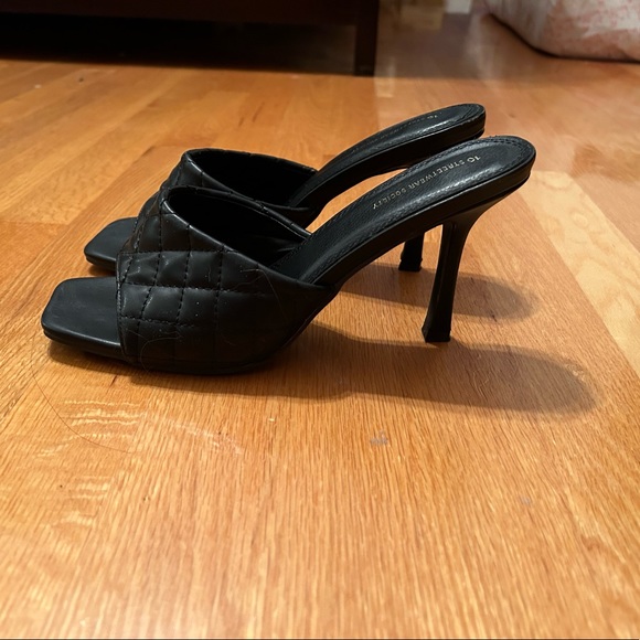 Black heels - Picture 2 of 2